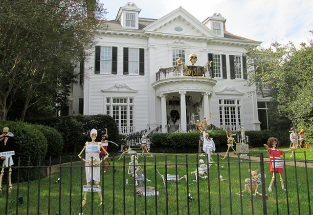 Uptown Halloween Decorations (Photo: Infrogmation)